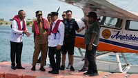 Menteri Perhubungan Dudy Purwagandhi (tengah) berbincang dengan Gubernur Sulsel Andi Sudirman Sulaiman (kedua kiri) dan Kadis Perubungan Sulsel Andi Erwin Terwo (kiri) usai melihat kondisi pesawat amfibi di Center Point of Indonesia, Makassar, Sulawesi Selatan, Senin (11/8/2025).  Foto: ANTARA FOTO/HASRUL SAID