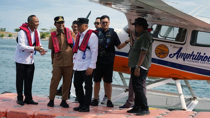 Peluncuran pesawat amfibi di Makassar Menteri Perhubungan Dudy Purwagandhi (tengah) berbincang dengan Gubernur Sulsel Andi Sudirman Sulaiman (kedua kiri) dan Kadis Perubungan Sulsel Andi Erwin Terwo (kiri) usai melihat kondisi pesawat amfibi di Center Point of Indonesia, Makassar, Sulawesi Selatan, Senin (11/8/2025). Pemerintah Provinsi Sulsel meluncurkan pesawat amfibi Cessna 172S Skyhawk SP dengan kode registrasi PK-APO untuk memperkuat konektivitas antarwilayah kepulauan dengan harapan bisa mempercepat rujukan medis, distribusi bantuan sosial dan akses wisata. ANTARA FOTO/Hasrul Said/nym.