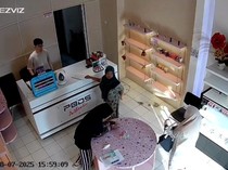 Nekat! Emak-emak Ini Pungli Toko Modus Sumbangan Agustusan