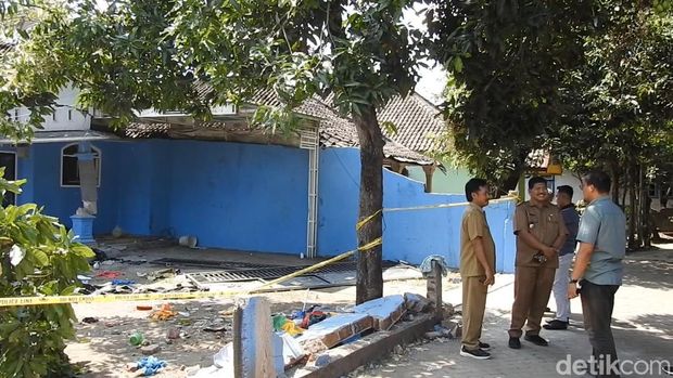 Penampakan rumah pelaku pembunuhan bocah di Dusun Areng-areng, Desa Sambisirah, Kecamatan Wonorejo, Kabupaten Pasuruan setelah dirusak warga yang marah