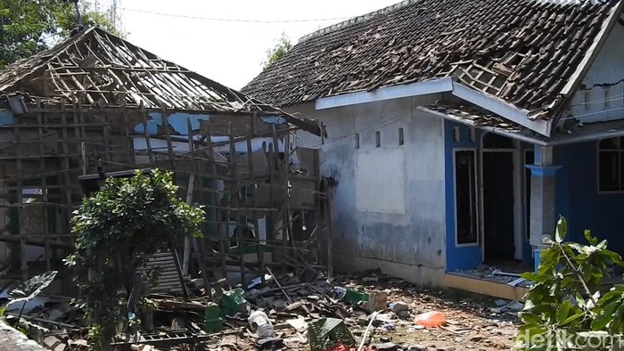 Penampakan rumah pelaku pembunuhan bocah di Dusun Areng-areng, Desa Sambisirah, Kecamatan Wonorejo, Kabupaten Pasuruan setelah dirusak warga yang marah