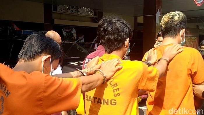 Jumpa pers kasus pembunuhan yang terjadi pada seorang pria, yang mayatnya ditemukan dalam sumur, di Polres Batang, Senin (11/8/2025).