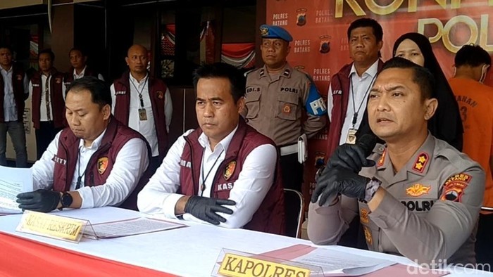 Jumpa pers kasus pembunuhan yang terjadi pada seorang pria, yang mayatnya ditemukan dalam sumur, di Polres Batang, Senin (11/8/2025).