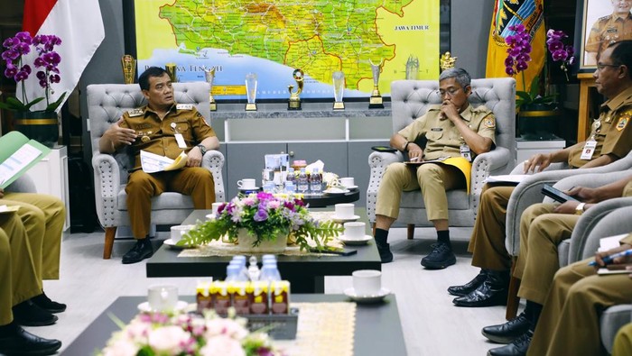 Gubernur Jateng Ahmad Luthfi dan jajarannya saat rapat di Kantor Gubernur Jateng.