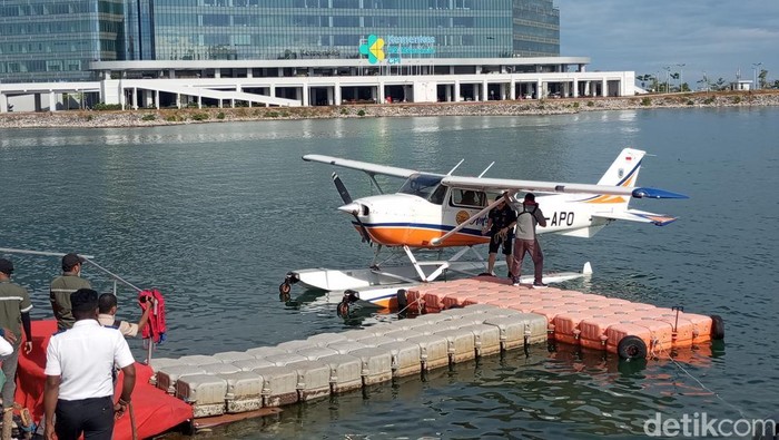 Pemprov Sulsel meluncurkan seaplane atau pesawat amfibi di kawasan CPI Makassar.