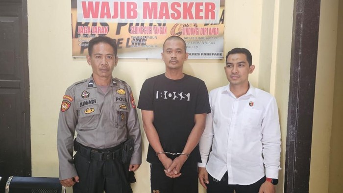 Pemuda inisial ZA (tengah) yang menganiaya karyawati bank di Parepare.