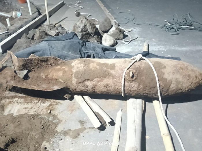 Penampakan mortir yang ditemukan di halaman rumah warga Ngemplak, Sleman, Minggu (10/8/2025).