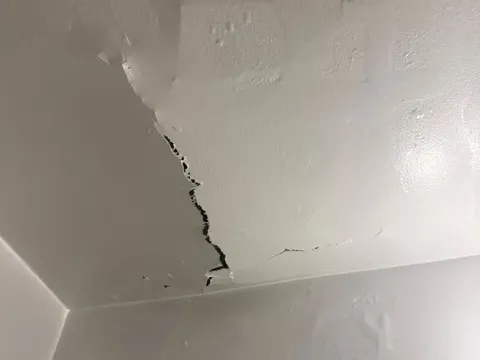 Penampakan plafon yang retak.
