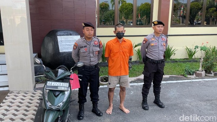 Pelaku pencurian Warung Madura saat dihadirkan dalam rilis kasus di Mapolres Kulon Progo, Senin (11/8/2025).