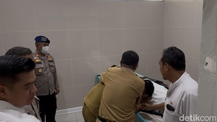 Suami mayat wanita berseragam yang ditemukan di Pantai Tasikagung saat berada di Ruang Pemulasaran Jenazah RSUD Rembang, Senin (11/8/2025).