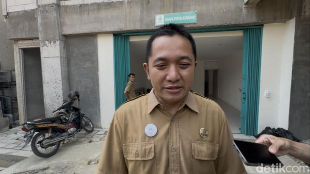 Plt Direktur RSUD Rembang, dr. Samsul Anwar, saat diwawancarai di ruang jenazah terkait penemuan jenazah wanita berseragam PNS, Senin (11/8/2025).