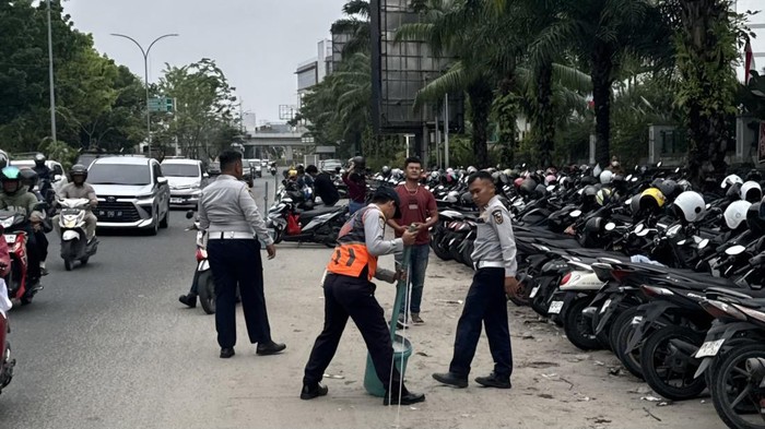 Petugas Dinas Perhubungan Kota Pekanbaru saat penertiban