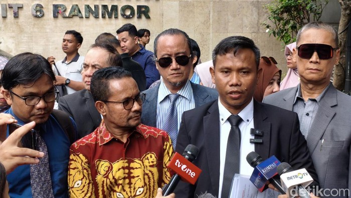 Pengacara Roy Suryo cs, Khozinudin, meminta jadwal pemeriksaan kliennya sebagai saksi terlapor dugaan fitnah ijazah Jokowi ditunda (Kurniawan F/detikcom)