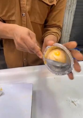 Penjual Es Krim Jualan Pakai Es Krim Kemasan, Netizen: Ini dari Es jadi Es!