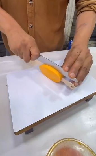 Penjual Es Krim Jualan Pakai Es Krim Kemasan, Netizen: Ini dari Es jadi Es!