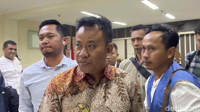 Penyuap Hevearita Gunaryanti Rahayu dan Alwin Basri, Martono (berbaju batik) dalam sidang tuntutan JPU di Pengadilan Tipikor Semarang, Kecamatan Semarang Barat, Senin (11/8/2025).