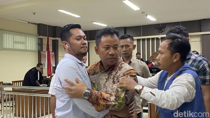 Penyuap Hevearita Gunaryanti Rahayu dan Alwin Basri, Martono (berbaju batik) dalam sidang tuntutan JPU di Pengadilan Tipikor Semarang, Kecamatan Semarang Barat, Senin (11/8/2025).