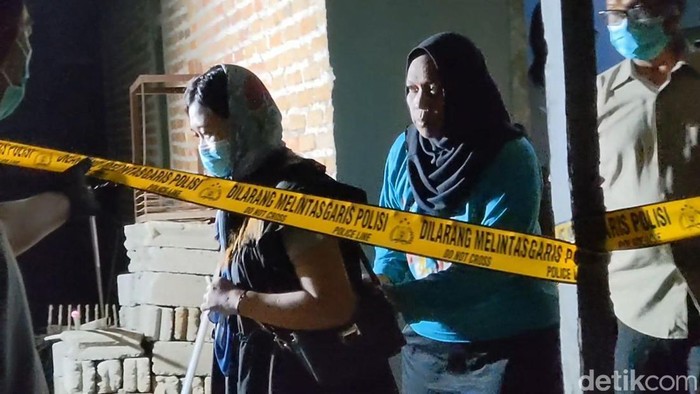 Perempuan yang diduga membunuh bayinya sendiri dengan cara ditenggelamkan ke bak air di Tulungagung.