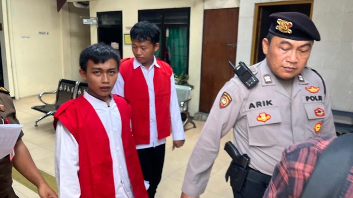 M Akbar Ismail (21) dan M Shobibul Daud (19), usai menjalani sidang tuntutan di PN Mojokerto