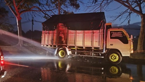 Petugas Damkar Jembrana memadamkan api yang membakar truk di Jalan Denpasar-Gilimanuk, Kecamatan Negara, Jembrana, Senin (11/8/2025).