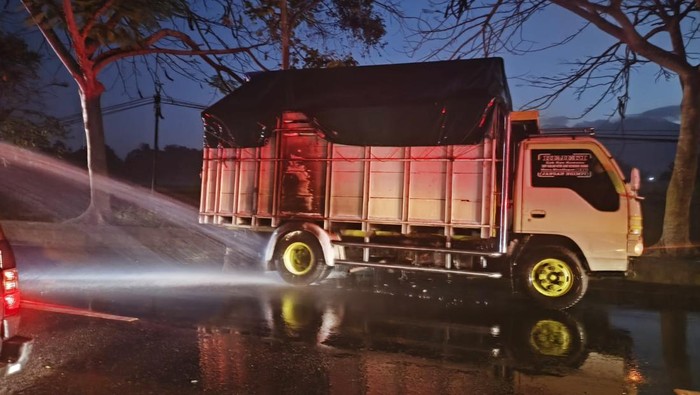 Petugas Damkar Jembrana memadamkan api yang membakar truk di Jalan Denpasar-Gilimanuk, Kecamatan Negara, Jembrana, Senin (11/8/2025).