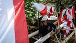 Pohon Panjat Pinang di Tangerang Laris Manis Jelang HUT RI