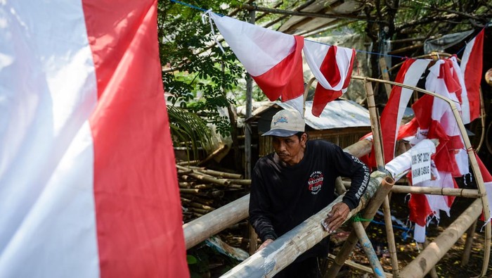 Pohon Panjat Pinang di Tangerang Laris Manis Jelang HUT RI Pekerja mengampelas batang pohon pinang di Pinang, Kota Tangerang, Banten, Senin (11/8/2025). Penjualan pohon pinang untuk perlombaan panjat pinang dalam rangka memeriahkan peringatan HUT Kemerdekaan RI tersebut mulai marak dijual dengan harga Rp1 juta - Rp1,5 juta per buah yang dipasarkan ke sejumlah wilayah Jabodetabek. ANTARA FOTO/Putra M. Akbar