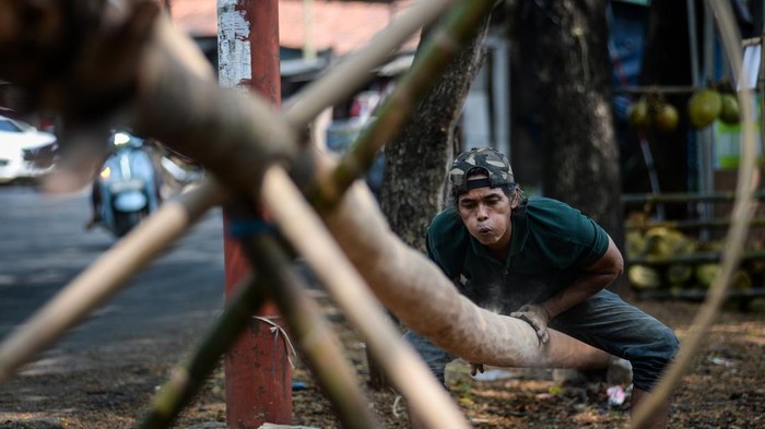 Pekerja mengampelas batang pohon pinang di Pinang, Kota Tangerang, Banten, Senin (11/8/2025). Penjualan pohon pinang untuk perlombaan panjat pinang dalam rangka memeriahkan peringatan HUT Kemerdekaan RI tersebut mulai marak dijual dengan harga Rp1 juta - Rp1,5 juta per buah yang dipasarkan ke sejumlah wilayah Jabodetabek. ANTARA FOTO/Putra M. Akbar