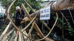 Pohon Panjat Pinang di Tangerang Laris Manis Jelang HUT RI