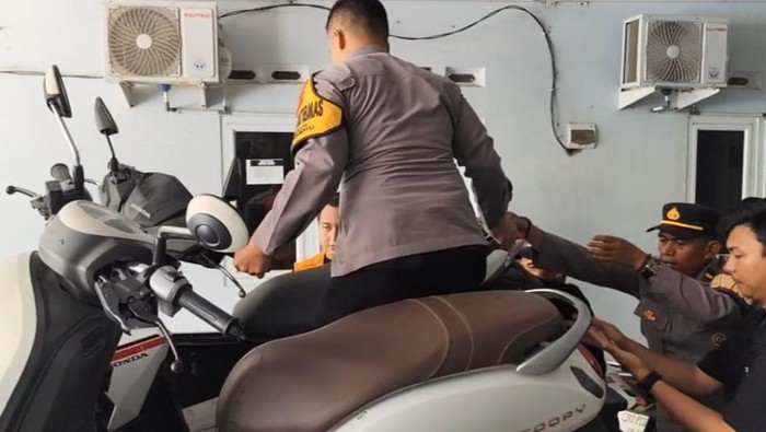 Polisi mengamankan barang bukti dari lokasi kejadian wanita muda meninggal di kamar kos