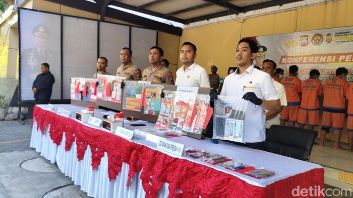 Polisi ringkus sindikat pembuat rekening bank melibatkan masyarakat dengan iming-iming uang diduga dipakai untuk judi online.