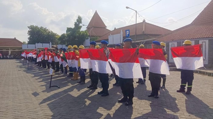 Polres Gresik bagikan bendera masyarakat pesisir jelang HUT ke-80 RI