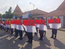 10 Ribu Bendera Merah Putih Dibagikan ke Warga Pesisir di Gresik