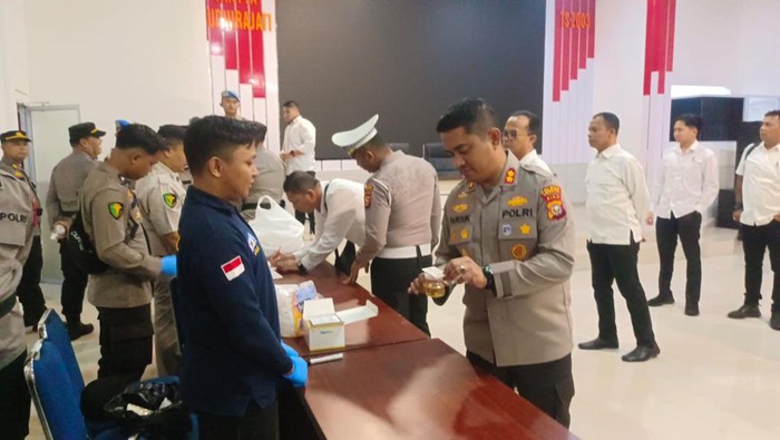 Polres Inhil melakukan tes urine untuk mencegah anggota terlibat narkoba, Senin (11/8/2025).