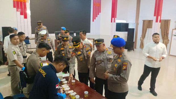 Polres Inhil melakukan tes urine untuk mencegah anggota terlibat narkoba, Senin (11/8/2025).