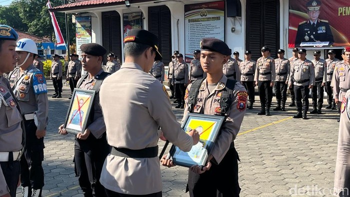 Polres Probolinggo Kota menggelar upacara Pemberhentian Tidak Dengan Hormat (PTDH).
