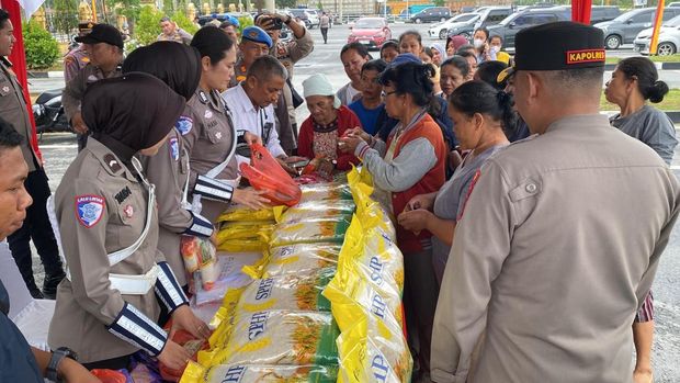 Polres Siak menggelar Gerakan Pangan Murah, beras SPHP dijual Rp 63.000/karung.