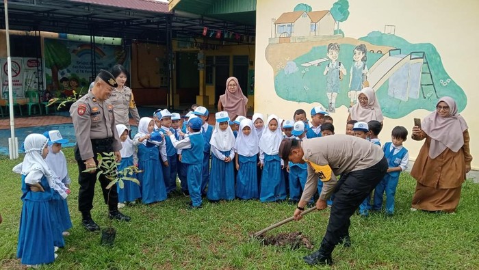 Polsek Dumai Barat mengajarkan anak-anak TC cinta lingkungan sejak dini dengan menanam pohon.