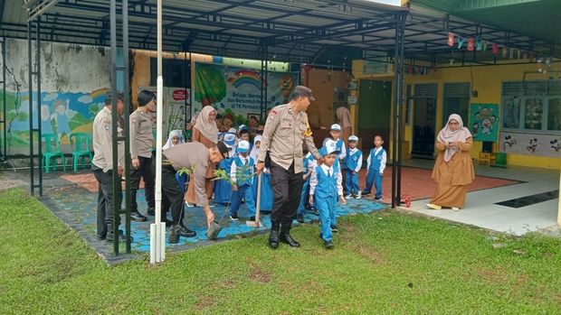 Polsek Dumai Barat mengajarkan anak-anak TC cinta lingkungan sejak dini dengan menanam pohon.