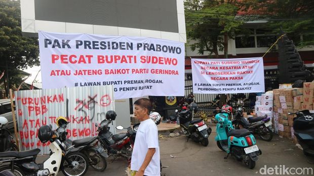 Suasana di posko penggalangan donasi aliansi masyarakat Pati bersatu di Alun-alun Pati, Senin (11/8/2025).