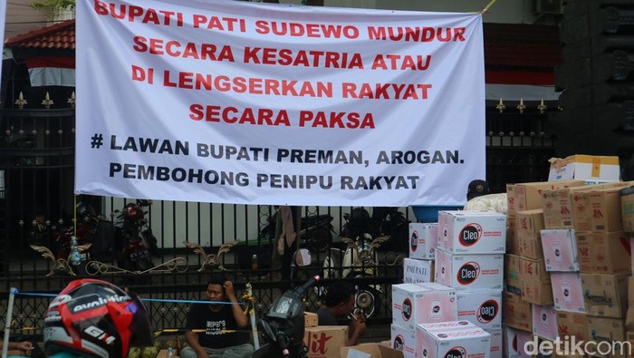 Suasana di posko penggalangan donasi aliansi masyarakat Pati bersatu di Alun-alun Pati, Senin (11/8/2025).