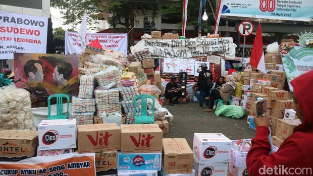 Suasana di posko penggalangan donasi aliansi masyarakat Pati bersatu di Alun-alun Pati, Senin (11/8/2025).