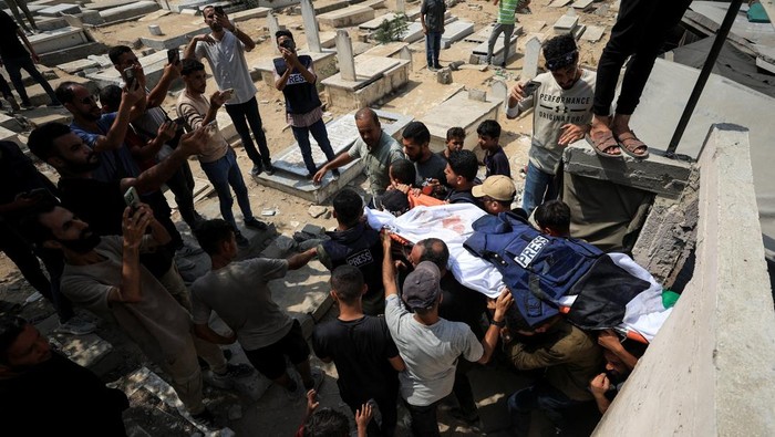 Potret Pilu Pemakaman Lima Jurnalis Korban Serangan Udara Israel Mourners attend the funeral of Al Jazeera journalists Anas Al Sharif, Mohammed Qreiqeh, Ibrahim Zaher, Mohammed Noufal and another colleague, who were killed in an Israeli strike, in Gaza City August 11, 2025. REUTERS/Dawoud Abu Alkas TPX IMAGES OF THE DAY