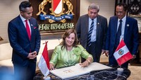 Presiden Republik Peru Dina Ercilla Boluarte Zegarra (kedua kiri) berbincang dengan Ketua Umum Kamar Dagang dan Industri (Kadin) Indonesia Anindya Novyan Bakrie (kiri) usai pertemuan bilateral pada Indonesia-Peru Business Forum 2025 di Jakarta, Senin (11/8/2025). ANTARA FOTO/Bayu Pratama S