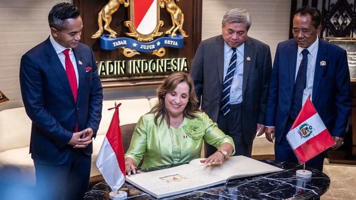 Presiden Dina Boluarte Dorong Kerja Sama Ekonomi Indonesia–Peru Presiden Republik Peru Dina Ercilla Boluarte Zegarra (kanan) menerima cendera mata dari Ketua Umum Kamar Dagang dan Industri (Kadin) Indonesia Anindya Novyan Bakrie (kiri) pada Indonesia-Peru Business Forum 2025 di Jakarta, Senin (11/8/2025). Dalam kesempatan tersebut, Presiden Republik Peru Dina Ercilla Boluarte Zegarra mengajak pelaku usaha Indonesia untuk memperluas investasi di negaranya. ANTARA FOTO/Bayu Pratama S