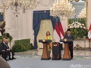 Prabowo Anugerahi Bintang RI Adipurna untuk Presiden Peru Dina Boluarte