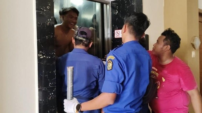 Proses evakuasi tiga pemuda terjebak lift hotel di Bausasran Kota Jogja, Senin (11/8/2025).