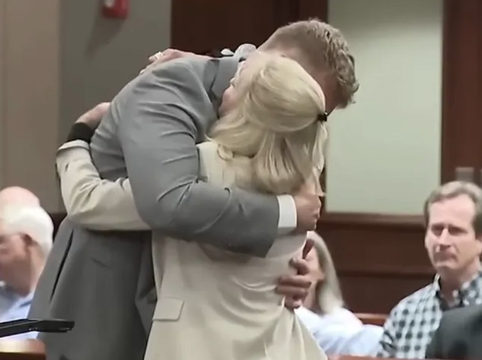 Regina Johnson memeluk pelaku yang telah menewaskan suaminya