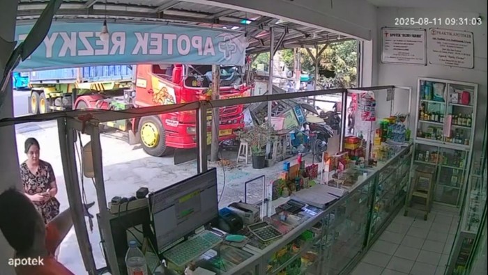 Rekaman CCTV truk Hino berhenti di depan apotek usai menyeruduk mobil dan 2 gerobak pedagang.
