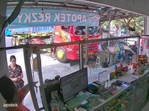 Truk Hino Seruduk Mobil dan 2 Gerobak Saat Sopir Tertidur-Rem Bocor